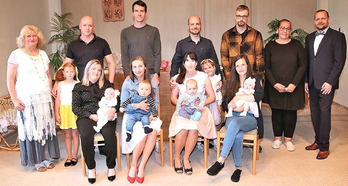Rodiny a děti s představiteli města na Vítání občánků (Slavkovský zpravodaj, 7/2023)