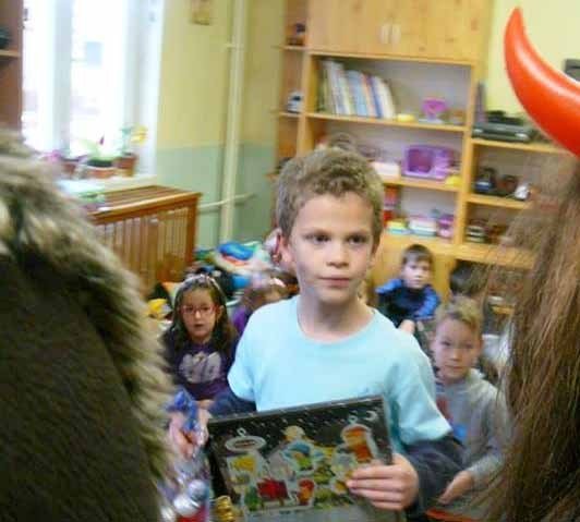 Žáci první třídy se Slabikářem, který jim přinesl Mikuláš s čertem (Slavkovský zpravodaj, 1/2014)