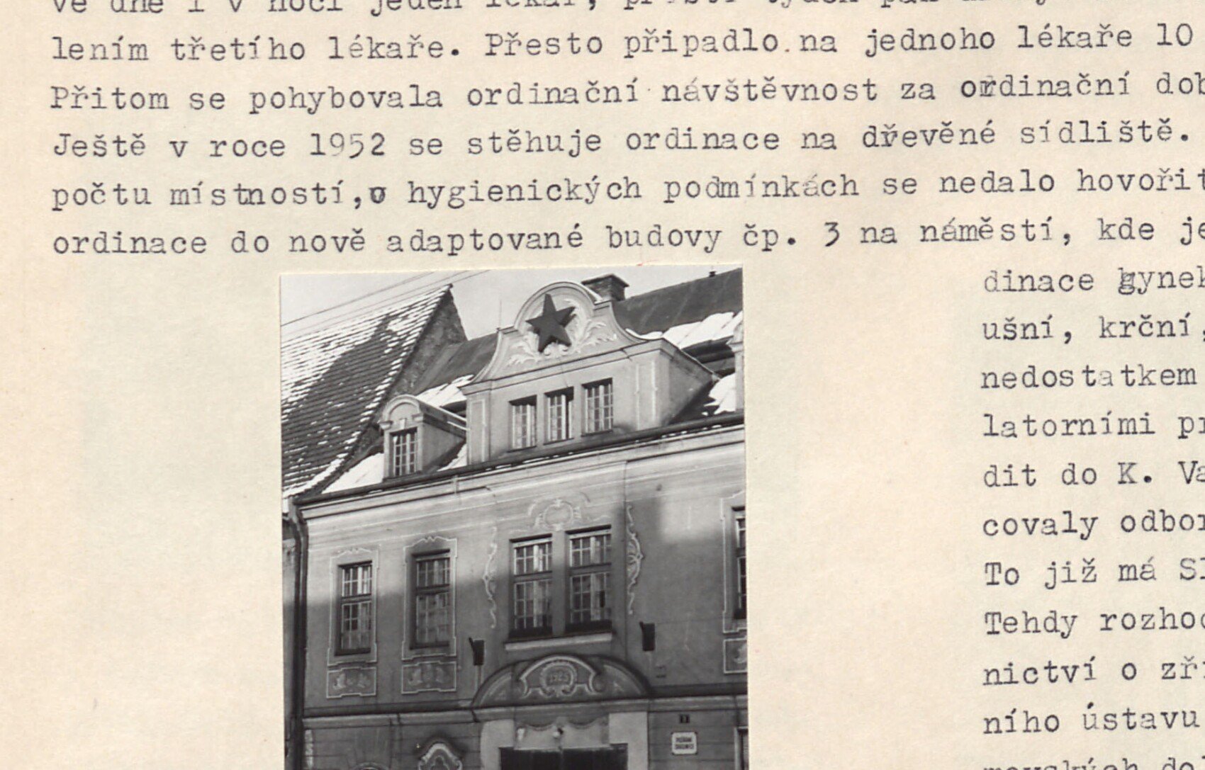 Třípatrová městská budova s arkýřem (zděný dům v ulici) — patrně budova spojená se zdravotnickou službou ve městě.