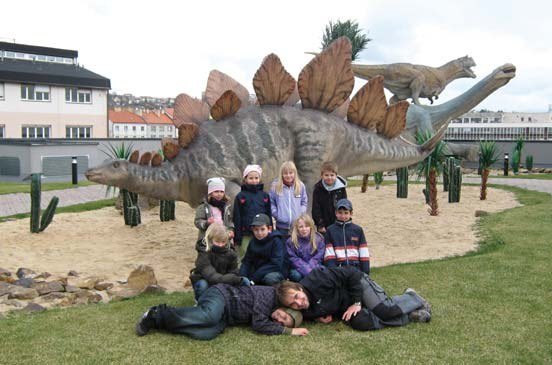 Děti na výletě mezi sochami dinosaurů (Slavkovský zpravodaj, 5/2012)
