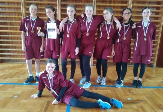 Dívčí sportovní družstvo s pohárem (Slavkovský zpravodaj, 6/2022)