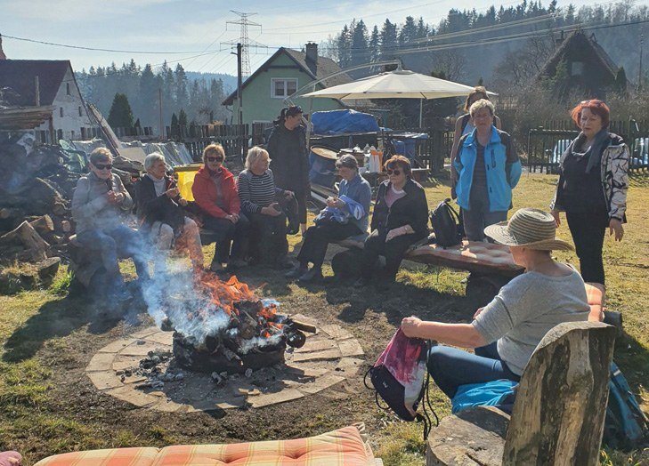 Posezení u ohně při akci Pochod pro mozek (Slavkovský zpravodaj, 4/2025)