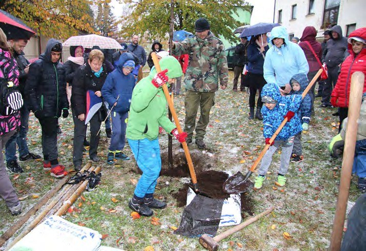 Lidé na venkovní akci s dětmi i v kostýmech (Slavkovský zpravodaj, 11/2018)