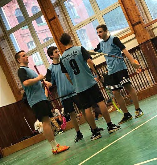 Florbalový zápas mladých sportovců v tělocvičně (Slavkovský zpravodaj, 2/2018)