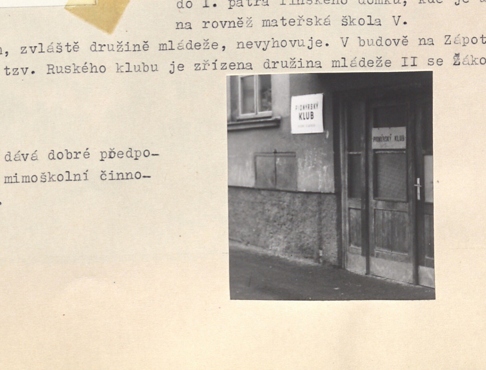 Vchod budovy s vyvěšenými cedulemi "Pionýrský klub" a "Žákovský klub" (družina mládeže II z bývalého Ruského klubu na Zápotockého ulici).