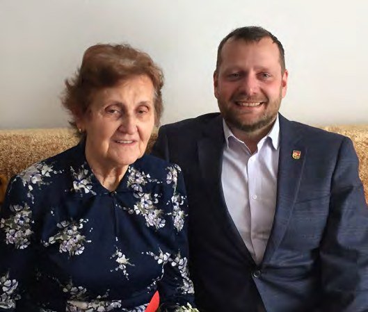 Starosta Alexandr Terek blahopřeje jubilantce (Slavkovský zpravodaj, 3/2019)
