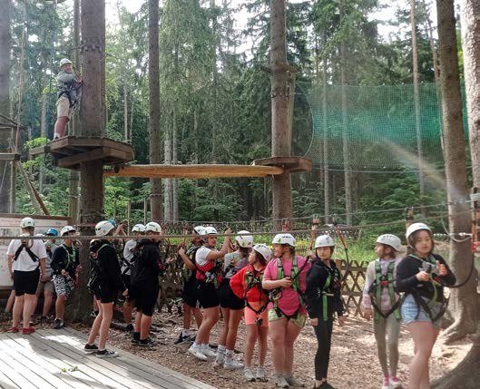 Děti v lanovém centru (Slavkovský zpravodaj, 7/2023)