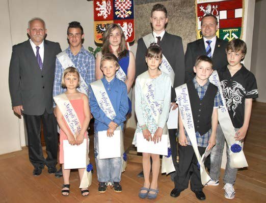 Ošerpovaní nejlepší žáci města při ocenění v Pluhově domě (Slavkovský zpravodaj, 7/2015)