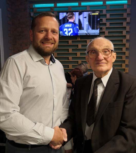 Starosta města blahopřeje jubilantovi k životnímu výročí (Slavkovský zpravodaj, 1/2020)