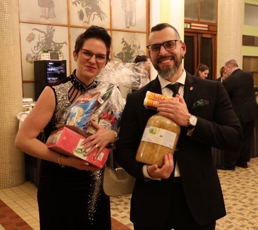 Předání ocenění s květinami na plese (Slavkovský zpravodaj, 2/2024)