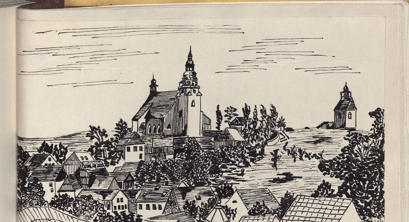 Perokresba (signatura autora [?]) – panoramatický pohled na město Horní Slavkov s farním kostelem a věží, kaplí na návrší vpravo, střechami domů, stromy a pouliční lucernou v popředí. Úvodní ilustrace kroniky za rok 1983.