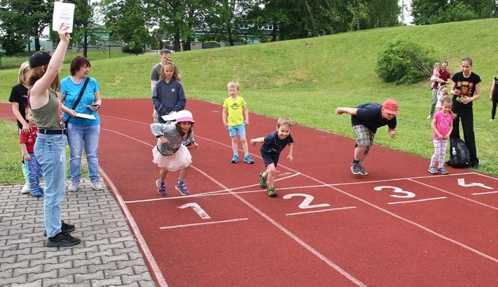 Děti na atletické dráze při Dni dětí ve znamení sportu (Slavkovský zpravodaj, 6/2022)