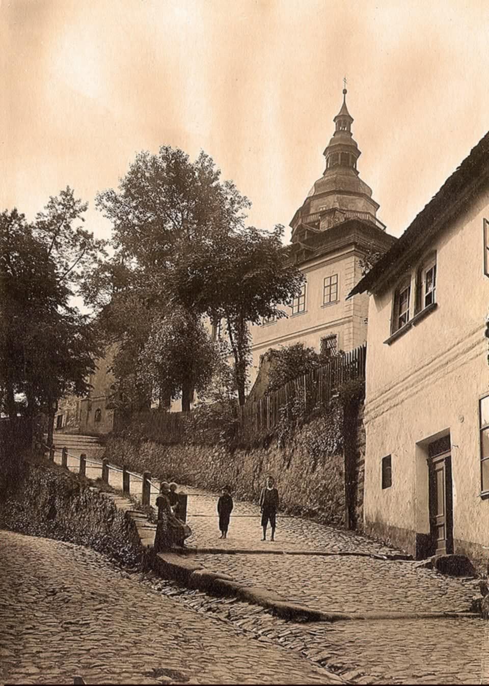 Pohled na farau a kostel