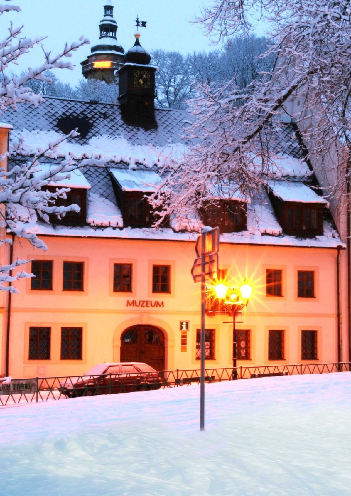 Zimní noční pohled na rozsvícené náměstí s historickými domy (Slavkovský zpravodaj, 12/2015)