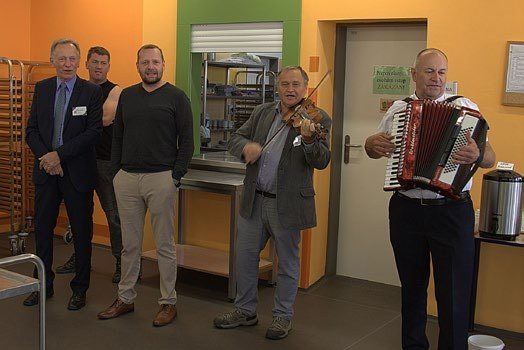 Přivítání delegací na radnici s harmonikou (Slavkovský zpravodaj, 10/2023)