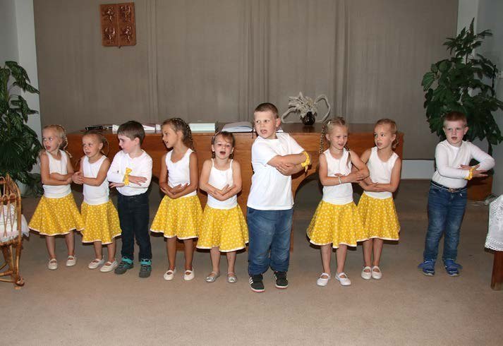 Děti v krojích při tanečním vystoupení na slavnostech (Slavkovský zpravodaj, 10/2020)