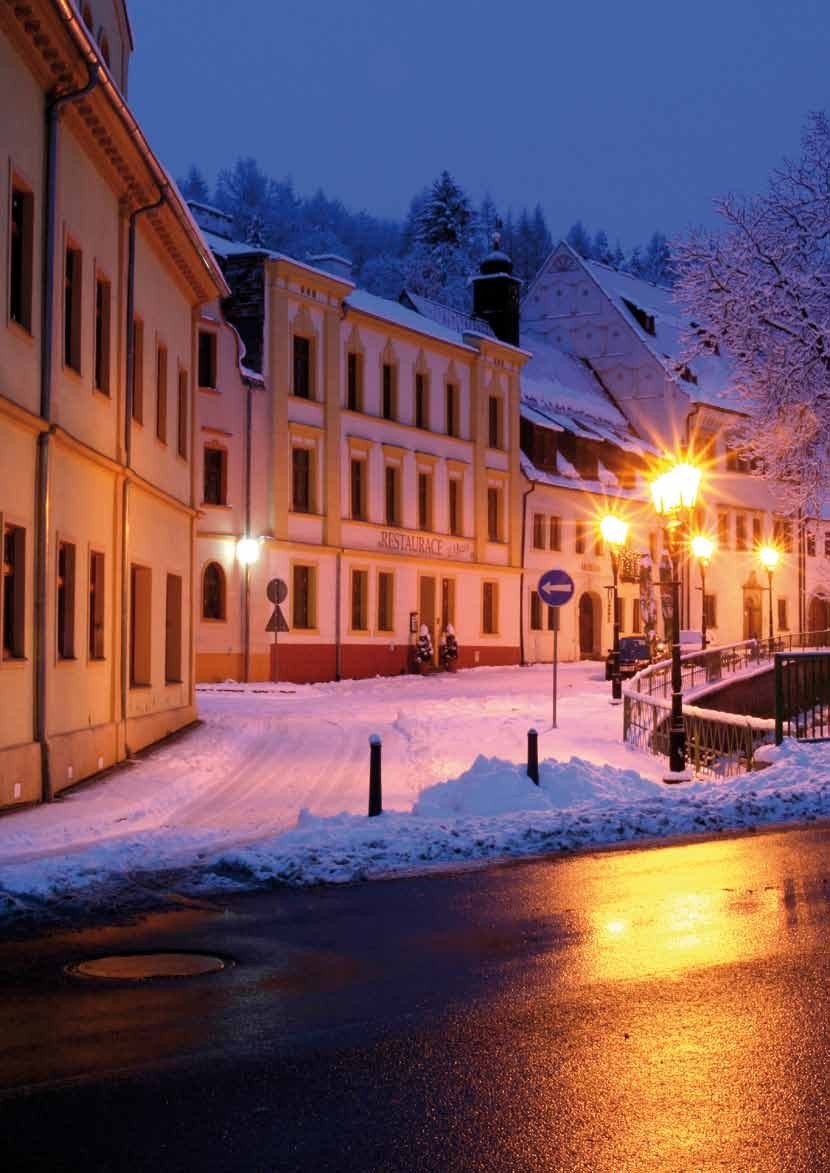 Zimní večerní pohled na ulici města s vánočním osvětlením (Slavkovský zpravodaj, 12/2013)