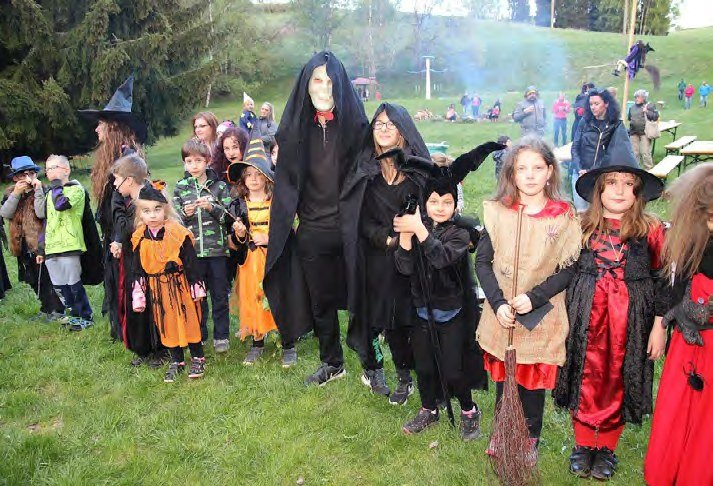 Slet čarodějnic – účastníci v maskách (Slavkovský zpravodaj, 6/2018)