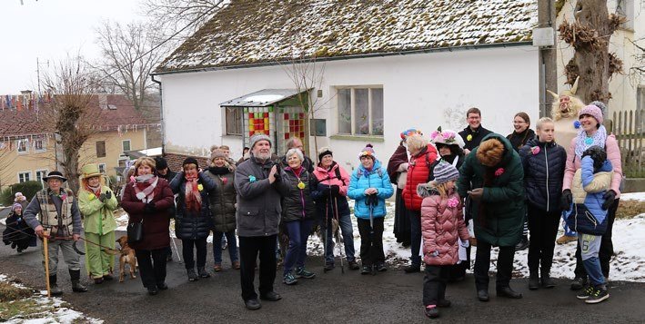 Účastníci v reflexních vestách na akci ve městě (Slavkovský zpravodaj, 3/2023)