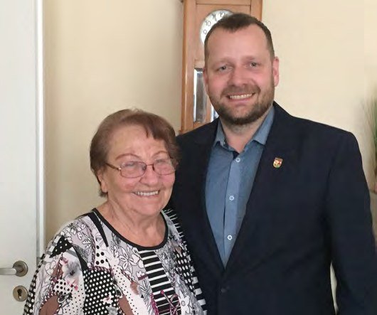 Starosta Alexandr Terek blahopřeje jubilantce (Slavkovský zpravodaj, 2/2019)