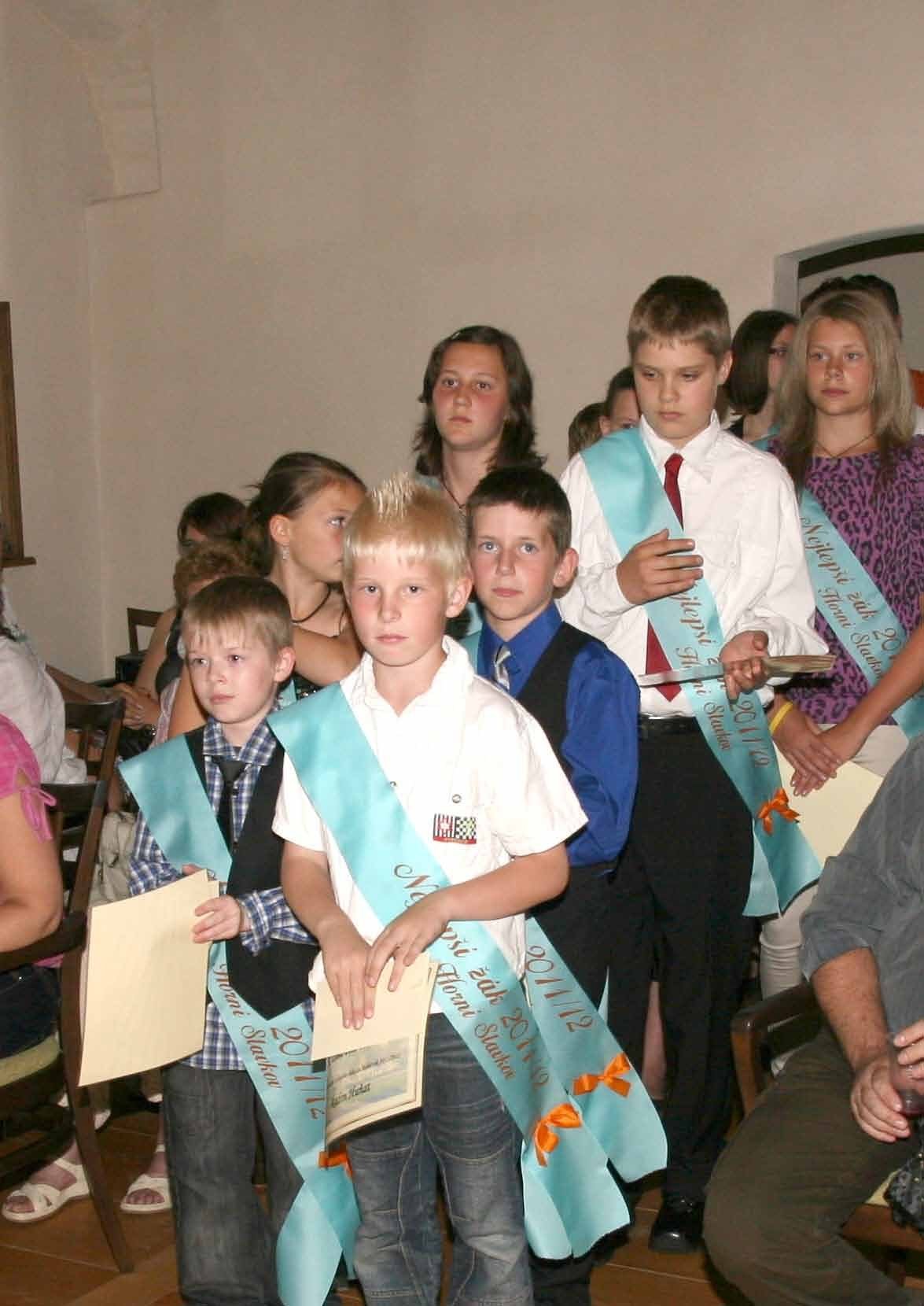 Ošerpovaní žáci při slavnostním ocenění nejlepších žáků v Pluhově domě (Slavkovský zpravodaj, 7/2012)