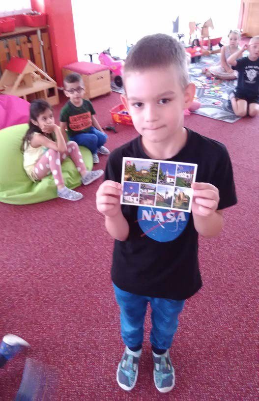 Chlapec s fotografií zaslanou do fotosoutěže (Slavkovský zpravodaj, 9/2021)