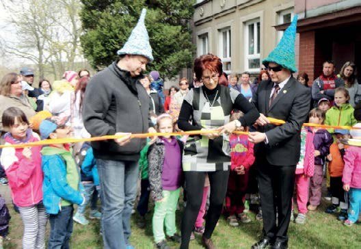 Děti na Sletu čarodějnic u skautské klubovny (Slavkovský zpravodaj, 6/2015)