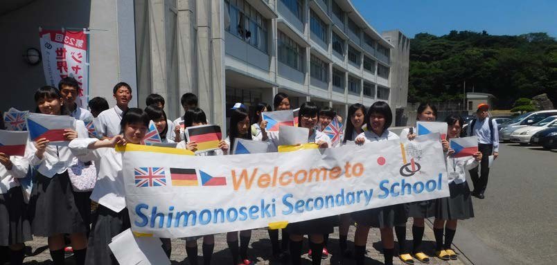 Slavkovští skauti s transparentem na celosvětovém setkání Jamboree v Japonsku (Slavkovský zpravodaj, 9/2015)