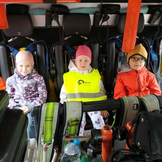 Děti v autobuse s reflexními vestami na cestě na výlet (Slavkovský zpravodaj, 6/2022)