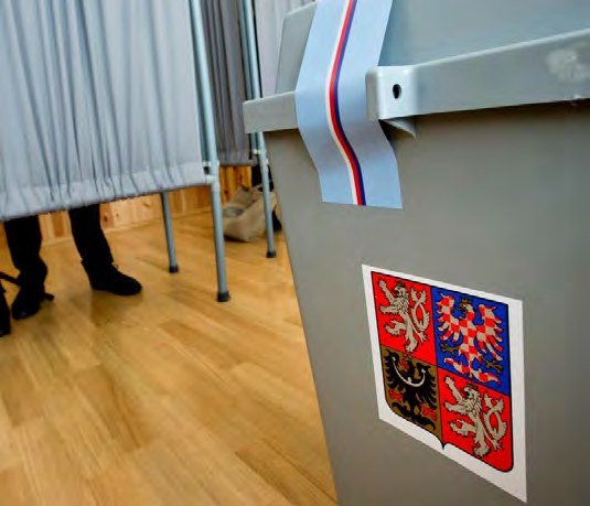 Volební místnost s urnou při volbách do Poslanecké sněmovny (Slavkovský zpravodaj, 10/2017)