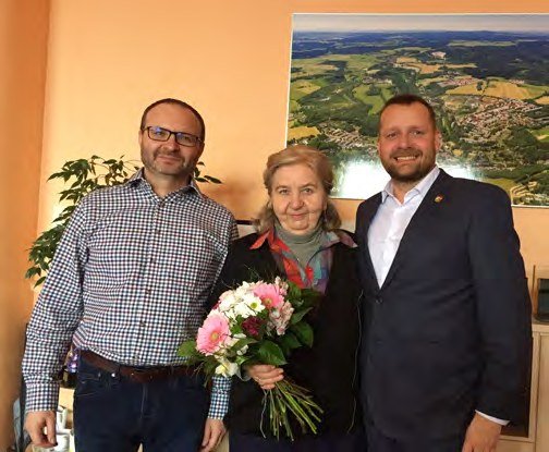 Gratulace občanům města s květinami (Slavkovský zpravodaj, 2/2019)