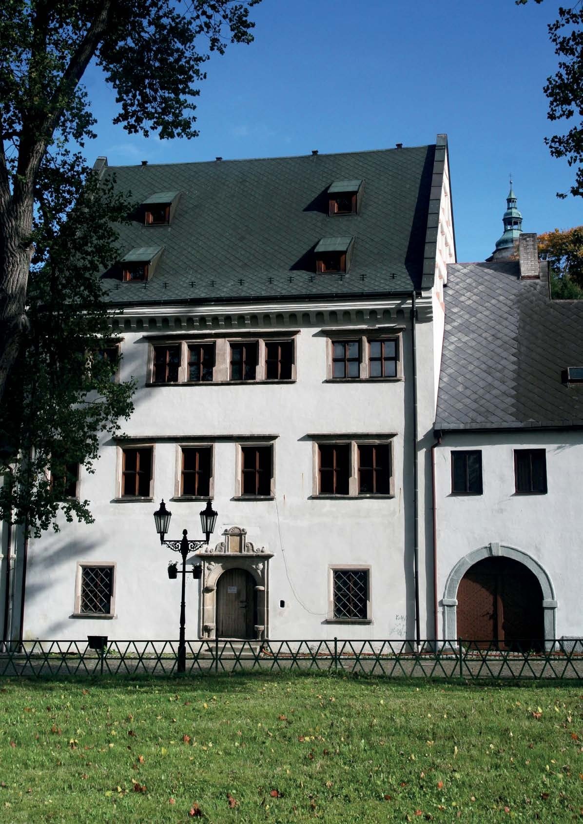Zrekonstruovaný renesanční Pluhův dům před slavnostním otevřením (Slavkovský zpravodaj, 9/2015)