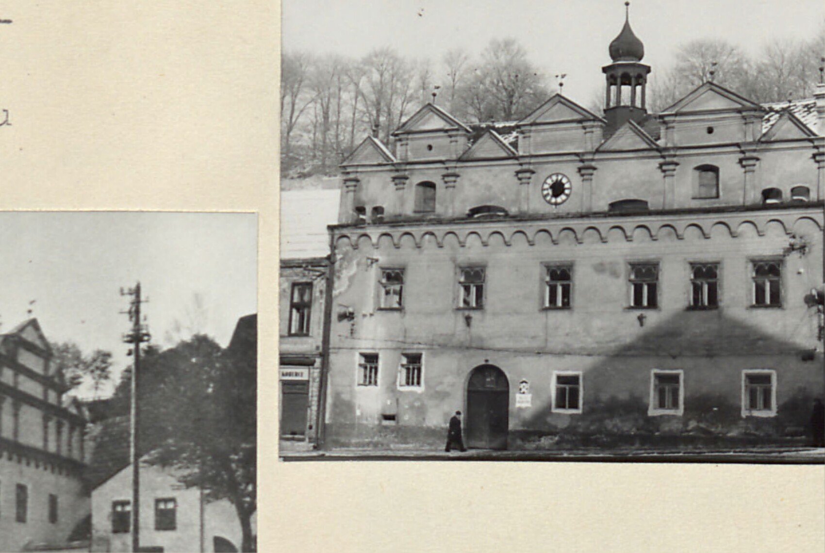 Černobílá fotografie radnice (městské věže) v Horním Slavkově – jiný pohled na historickou budovu radnice.