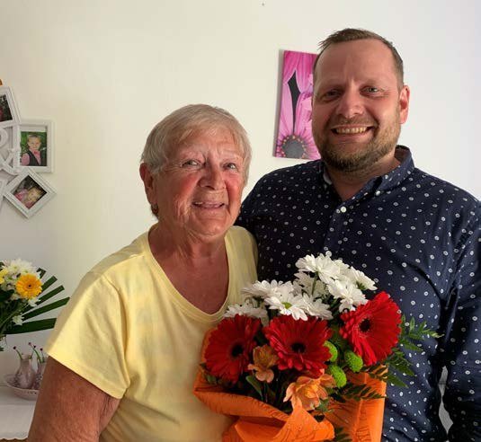 Blahopřání jubilantce s kyticí za účasti starosty (Slavkovský zpravodaj, 7/2021)