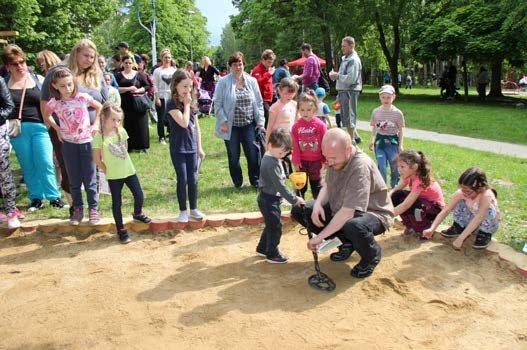 Den dětí v lesoparku – děti u soutěžního stanoviště (Slavkovský zpravodaj, 7/2016)