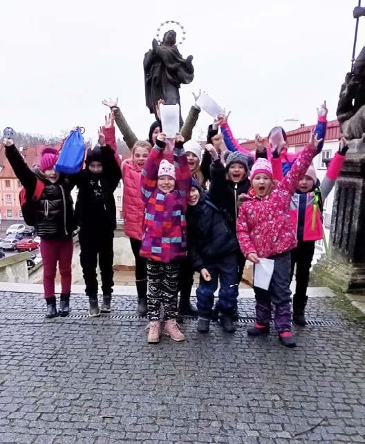 Děti s pedagogy při venkovní akci (Slavkovský zpravodaj, 3/2022)