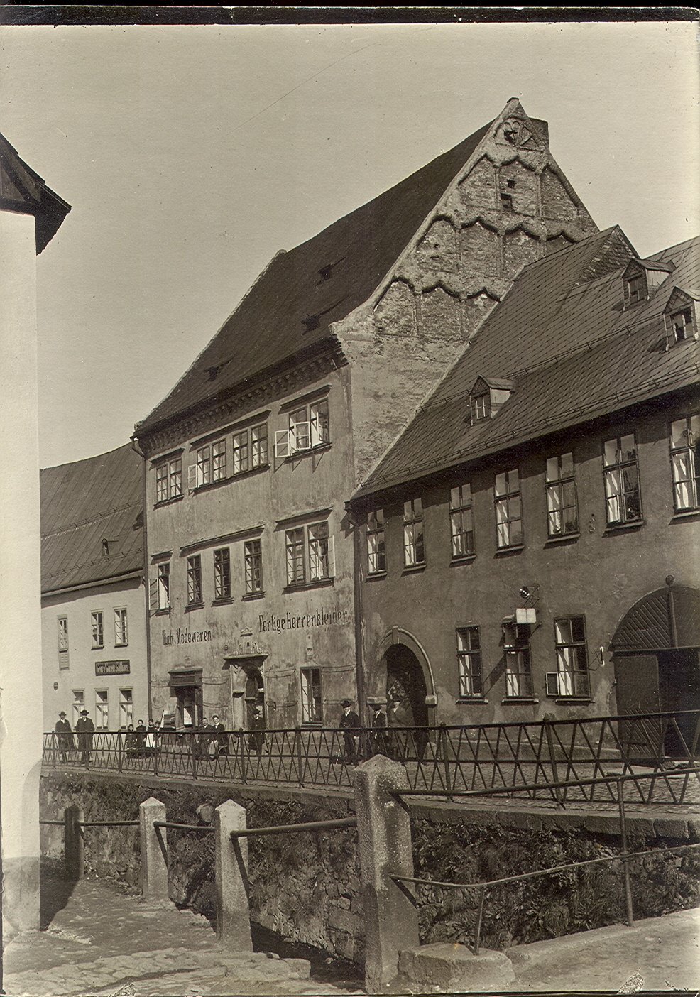 uprostřed Pluhův dům, můstek v popředí vedl na tzv. Zehentplatz (desátkové náměstí)