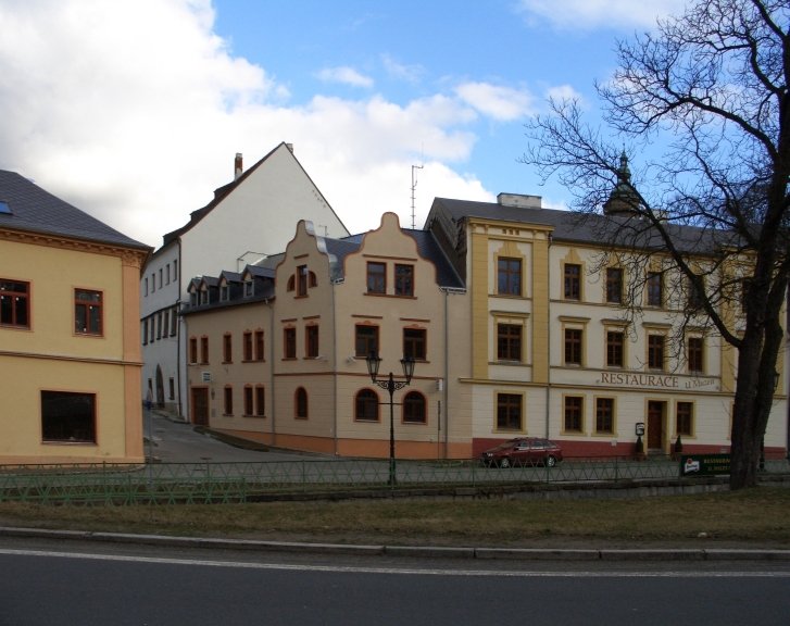 Ulice v Horním Slavkově s řadou barevně omítnutých domů se štíty, dům č.p. 213 (podle názvu souboru „Haus Nr.213")