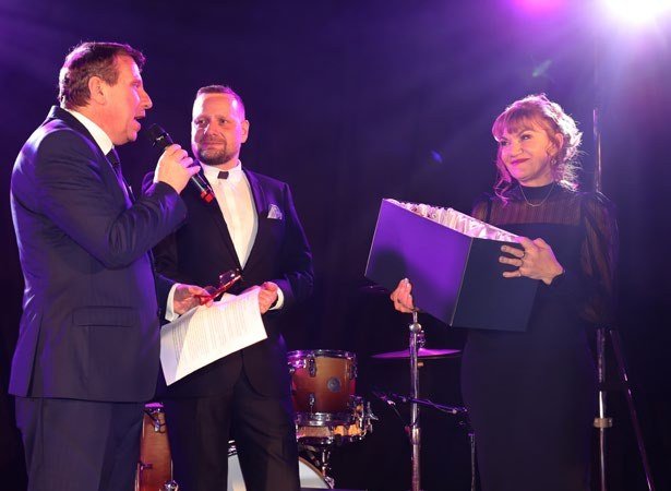 Starosta a místostarosta s orchestrem na plese (Slavkovský zpravodaj, 3/2023)