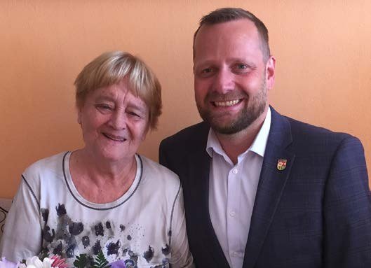 Starosta města blahopřeje jubilantce (Slavkovský zpravodaj, 9/2019)