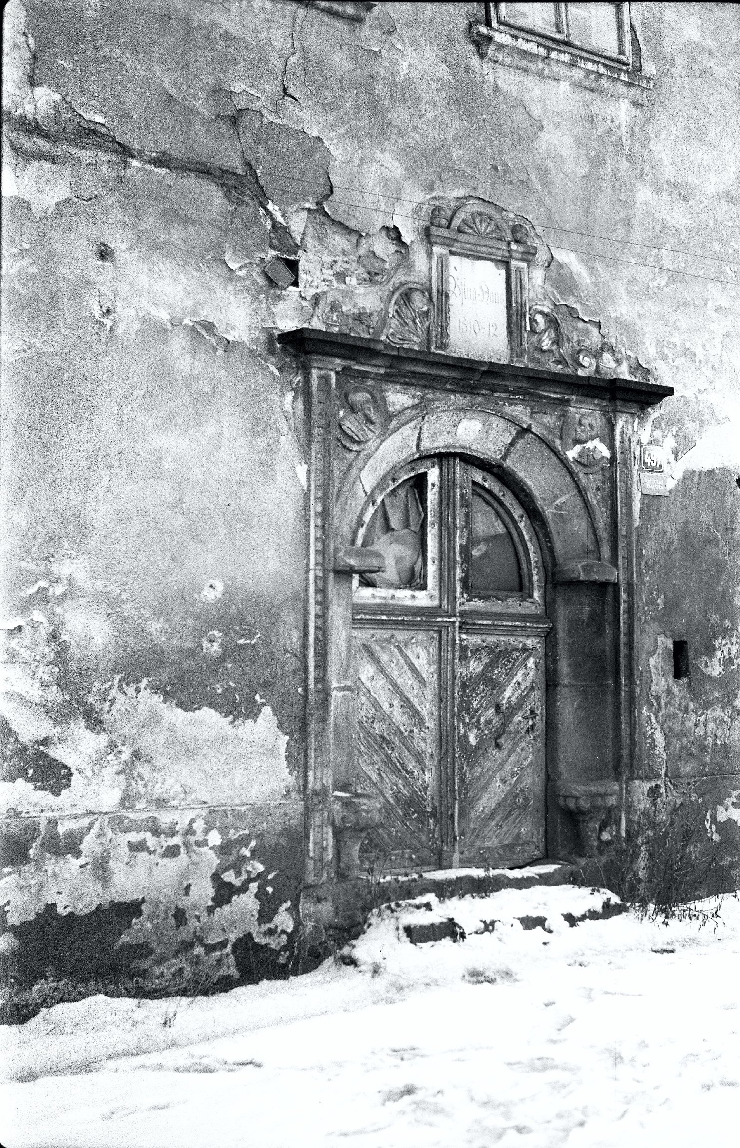 detail portálu domu č.p. 497