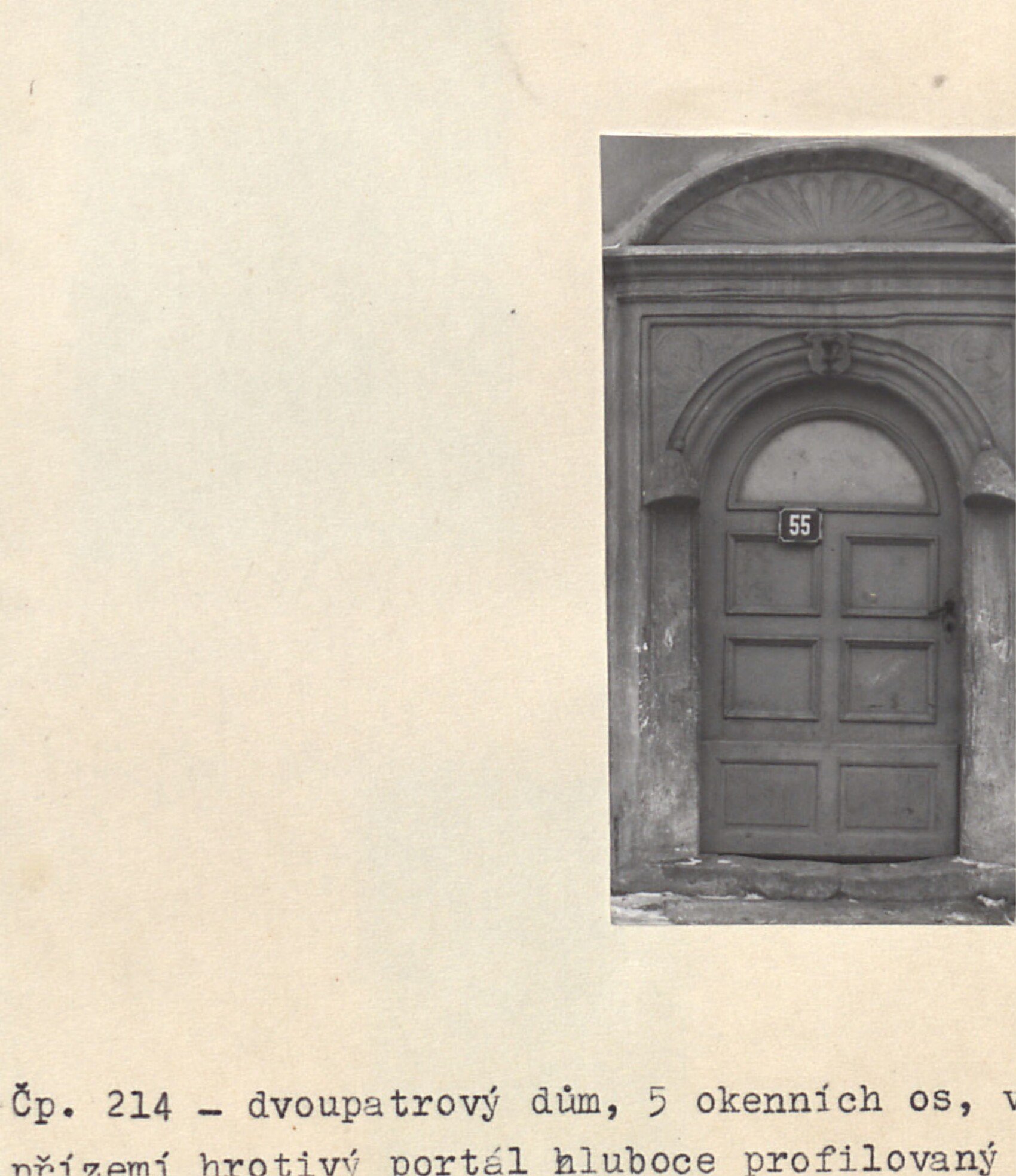 Čp. 214 — vstupní portál s číslem 55 [?] a půlkruhovým záklenkem