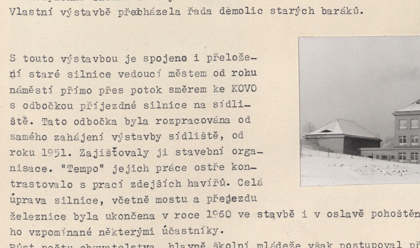 Moderní funkcionalistická školní budova (17třídní I. ZDŠ) v zasněženém terénu.
