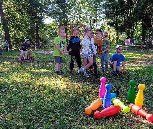 Děti s pohybovými hračkami venku (Slavkovský zpravodaj, 10/2021)
