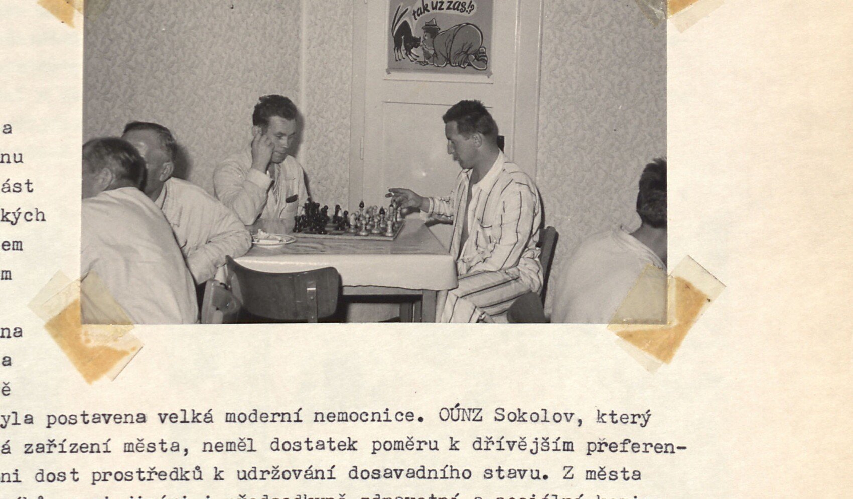 Skupina mužů u stolu, hrají šachy (v interiéru, na stěně plakát) – ilustrace ke společenskému/zdravotnickému dění ve městě