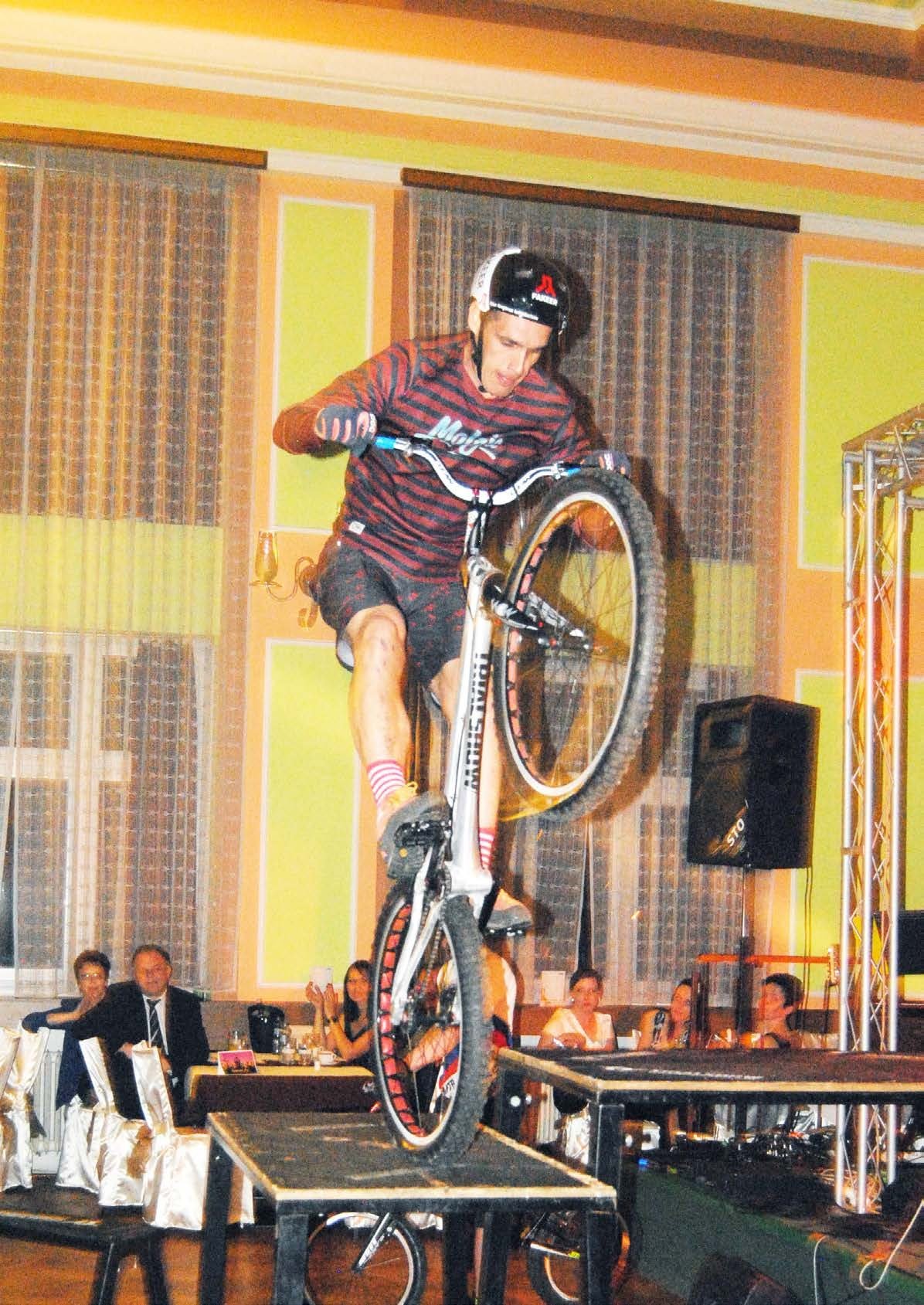 Cyklotrialová exhibice týmu Trialshow na plese sportovců (Slavkovský zpravodaj, 5/2017)