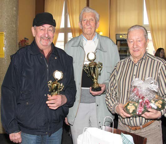 Předání cen vítězům vánočního turnaje v mariáši (Slavkovský zpravodaj, 2/2016)