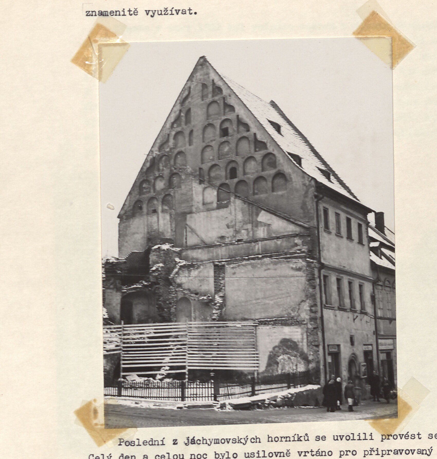 Niedermannův dům (čp. 51 a 52) z 16. století ve zchátralém stavu, připravovaný k demolici, s lešením v přízemí