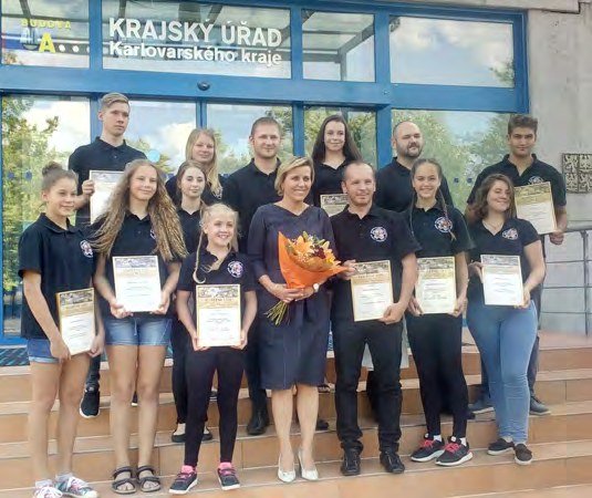 Předání ocenění skupině žáků / sportovců (Slavkovský zpravodaj, 9/2018)