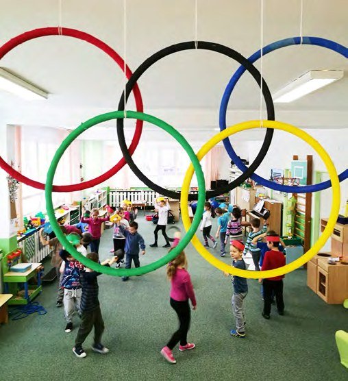 Děti v mateřské škole při hře na zimní olympiádu (Slavkovský zpravodaj, 3/2018)